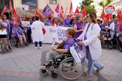 UGT Servicios Públicos Castilla y León se concentra para denunciar las condiciones del sector de la Dependencia.