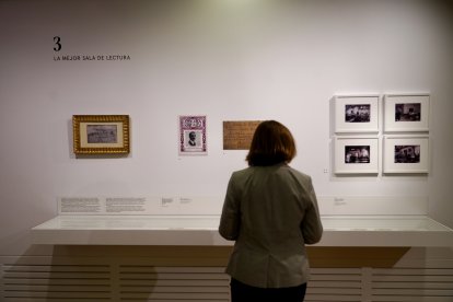 Una mujer observa piezas de la nueva exposición 'La biblioteca’ del Museo Casa de Cervantes,