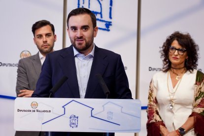 Imagen del acto de presentación del mercado comarcal en el que interviene José Ángel Alonso, alcalde de Villalón de Campos