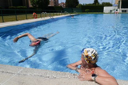 Primer chapuzón en las piscinas municipales de Riosol