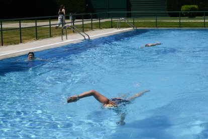 Primer chapuzón en las piscinas municipales de Riosol
