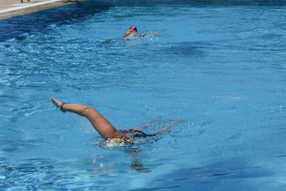 Primer chapuzón en las piscinas municipales de Riosol