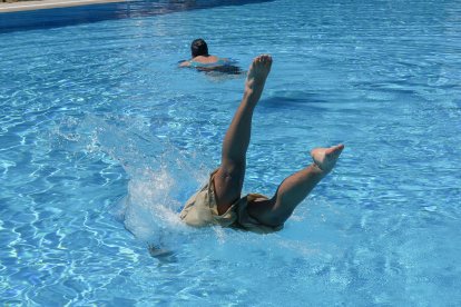 Primer chapuzón en las piscinas municipales de Riosol