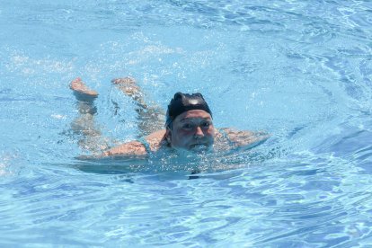 Primer chapuzón en las piscinas municipales de la Rondilla