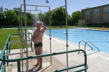 Primer chapuzón en las piscinas municipales de la Rondilla