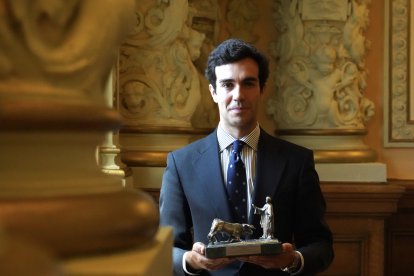 Tomás Rufo recibe el trofeo a la mejor faena de la feria en los Premios Taurinos San Pedro Regalado.