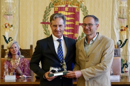 Rafael González recibe el trofeo al mejor subalterno de los Premios Taurinos San Pedro Regalado 2025.