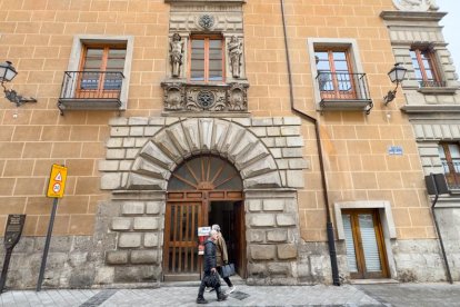 La ventana sobre la puerta principal del Palacio de los Marqueses de Valverde dio origen a una de las leyendas más populares de Valladolid.