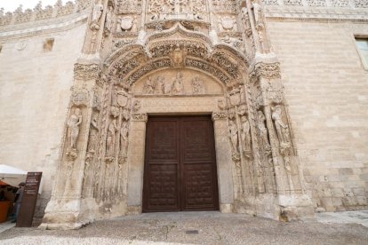 Monstruos, hombres salvajes, escudos y símbolos religiosos se mezclan en la portada del Colegio de San Gregorio, uno de los conjuntos escultóricos más enigmáticos de Castilla y León.
