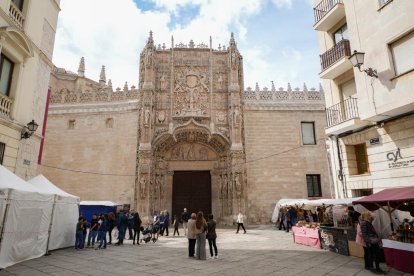 La fachada del Colegio de San Gregorio ha fascinado durante siglos a viajeros, dibujantes y fotógrafos, convirtiéndose en uno de los grandes iconos monumentales de Valladolid.
