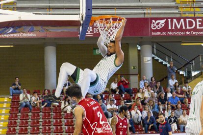Kevin Schutte machaca el aro en un partido de la pasada campaña con el Coto Córdoba.
