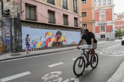 Mural pintado por 'Zeta' en la plaza del Corrillo