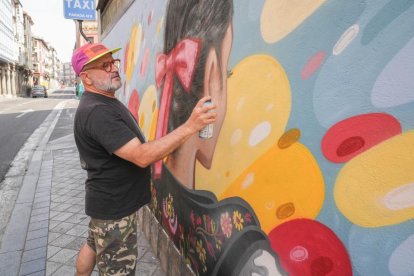 El grafitero ‘Zeta’ con el mural pintado en la plaza del Corrillo
