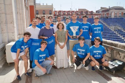 El equipo de baloncesto de la UVa recibido en el Ayuntamiento tras su ascenso.
