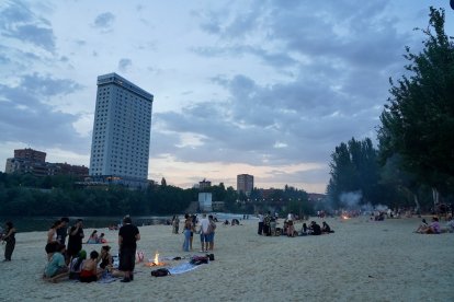 Noche de San Juan en la playa de las Moreras en Valladolid.