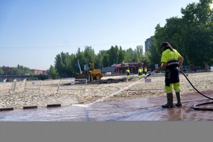 Bomberos y servicio de limpieza trabajando en Moreras esta mañana