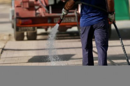 Bomberos y servicio de limpieza trabajando en Moreras esta mañana