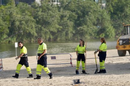 Bomberos y servicio de limpieza trabajando en Moreras esta mañana