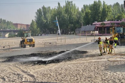 Bomberos y servicio de limpieza trabajando en Moreras esta mañana