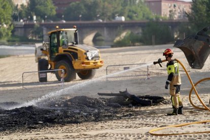 Bomberos y servicio de limpieza trabajando en Moreras esta mañana