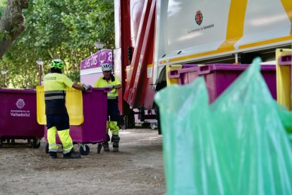 Bomberos y servicio de limpieza trabajando en Moreras esta mañana