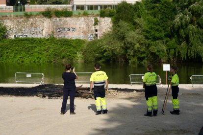 Bomberos y servicio de limpieza trabajando en Moreras esta mañana