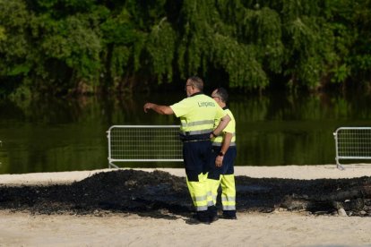Bomberos y servicio de limpieza trabajando en Moreras esta mañana