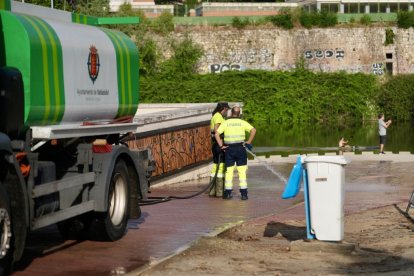 Bomberos y servicio de limpieza trabajando en Moreras esta mañana