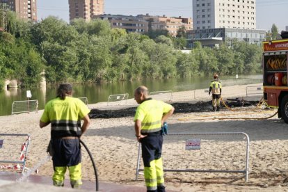 Bomberos y servicio de limpieza trabajando en Moreras esta mañana