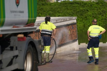 Bomberos y servicio de limpieza trabajando en Moreras esta mañana