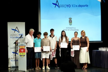 Entrega de Becas a Deportistas de Modalidades Individuales del programa Arroyo 100% Deporte.