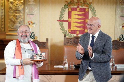 Javier Calvo y Jesús Julio Carnero en el Ayuntamiento de Valladolid.