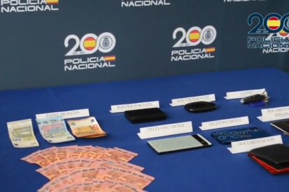 Dinero y objetos incautados en la operación para detener al capo italiano Domenico Paviglianiti