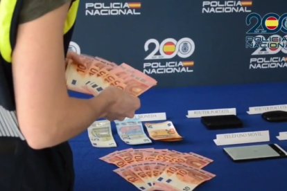 Dinero y objetos incautados en la operación para detener al capo italiano Domenico Paviglianiti