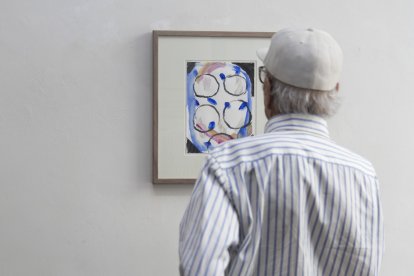 Un hombre contempla 'Composición en óvalo'.