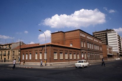 Vista del CEIP Macías Picavea en la calle Madre de Dios en los años 70