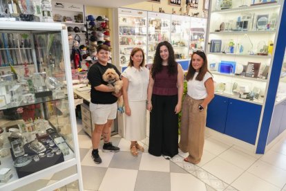 Claudia Cruz ( con el caniche Yiyo), Sonia Revuelta, Luisa Alonso y Virginia Ingelmo son parte del equipo de RUBI 5 en el número 4 de la calle Madre de Dios