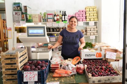 Sindri Gámez es la dueña de la frutería Roberto Polo en el número 21