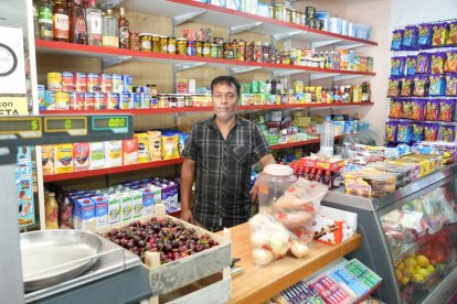 Rashid Mamon es el dueño de la tienda de alimentación Rashid Store en el número 19 de la calle Madre de Dios