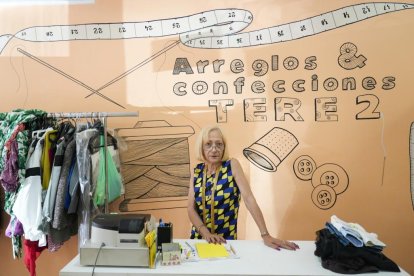 Teresa Peñalba, dueña del taller de costura Tere 2 en el número 13 en la calle Madre de Dios