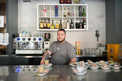 Iraitz García es el dueño de la cafetería Oviedo en el número 2 de la calle Madre de Dios