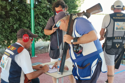 Tiradores de precisión en la galería de aire comprimido.