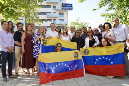 El alcalde de Valladolid, Jesús Julio Carnero, inaugura la calle María Corina Machado.