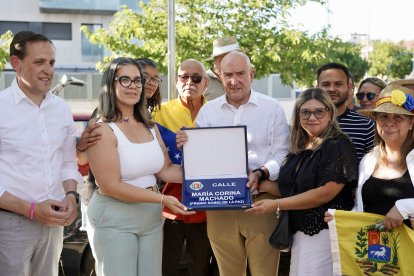 El alcalde de Valladolid, Jesús Julio Carnero, inaugura la calle María Corina Machado.