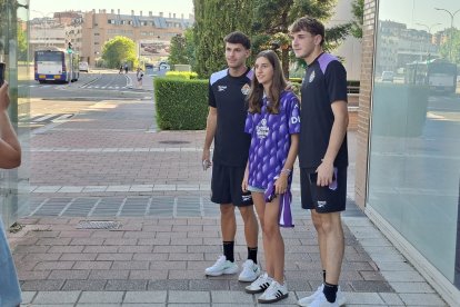 Trilli y Dani Tejero se hacen fotos con una aficionada del Real Valladolid.