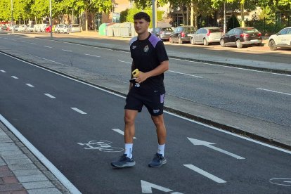 Jorge Delgado llega al reconocimiento médico con el Real Valladolid.