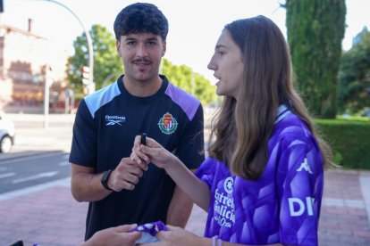 Víctor Meseguer, junto a una aficionada del Real Valladolid.