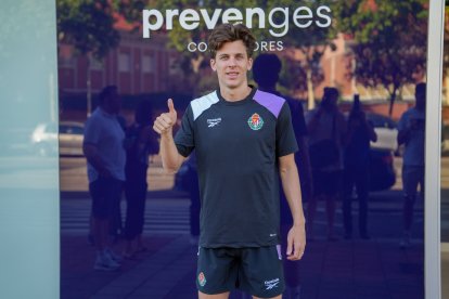 Iván Alejo posa ante los medios con la nueva ropa de entrenamiento de Reebok del Real Valladolid.