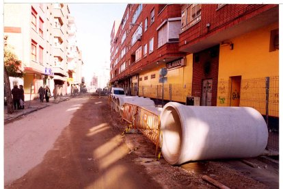 Obras en la calle embajadores entre la plaza del Carmen y la calle General Shelly en los años 90.
