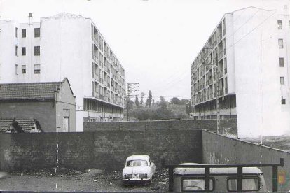 Solar con vehículos aparcados y bloques de pisos en calle General Shelly en los años 80.